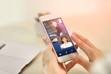 Kadın smartphone cep telefonu ile video konferans. Online otomobil hizmet anlayışı. 