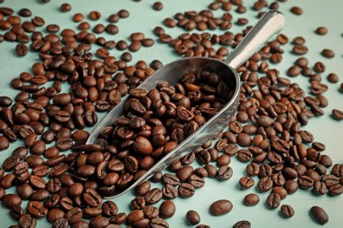 Kahve çekirdekleri ve metal kaşık