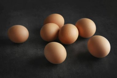 stapel van rauwe eieren