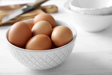 Tabakta çiğ yumurta. 