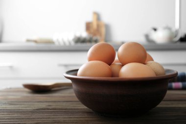 Tabakta çiğ yumurta. 