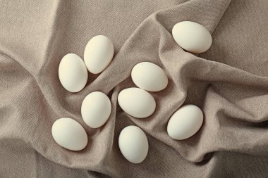 Masa örtüsü üzerinde çiğ yumurta