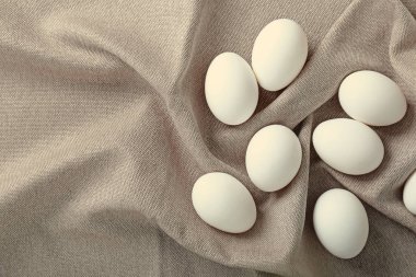 Masa örtüsü üzerinde çiğ yumurta