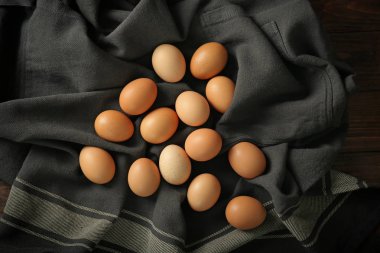 Masa örtüsü üzerinde çiğ yumurta