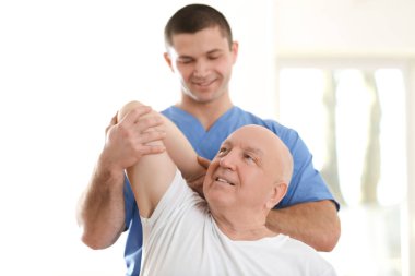 Fizyoterapist Kliniği yaşlı hasta ile çalışma