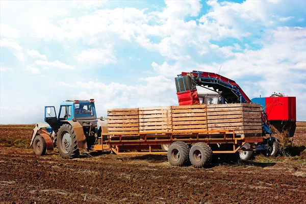 Cosecha con equipo agrícola moderno —  Fotos de Stock