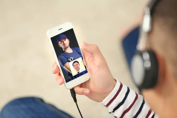 Άνθρωπος Βίντεο Διασκέψεων Στο Smartphone Έννοια Υπηρεσιών Απευθείας Σύνδεση Αυτοκίνητο — Φωτογραφία Αρχείου