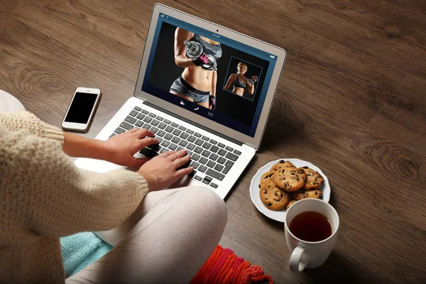 Woman Watching Sport Training Online Laptop Fitness Sport Blog — Stock Photo, Image