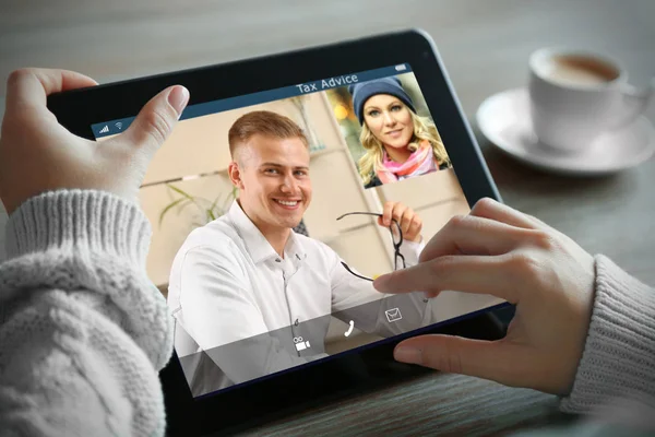 Videoconferência Com Consultor Financeiro Tablet Conceito Investimento Fiscalidade — Fotografia de Stock