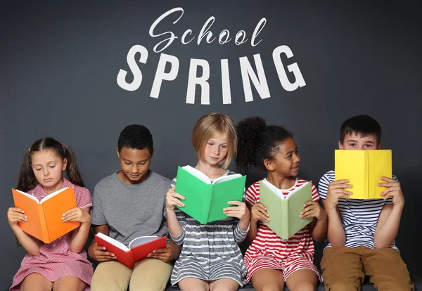 Κείμενο Άνοιξη Σχολείο Και Παιδιά Βιβλία Σκούρο Φόντο Επιπλέον Εκπαίδευση — Φωτογραφία Αρχείου