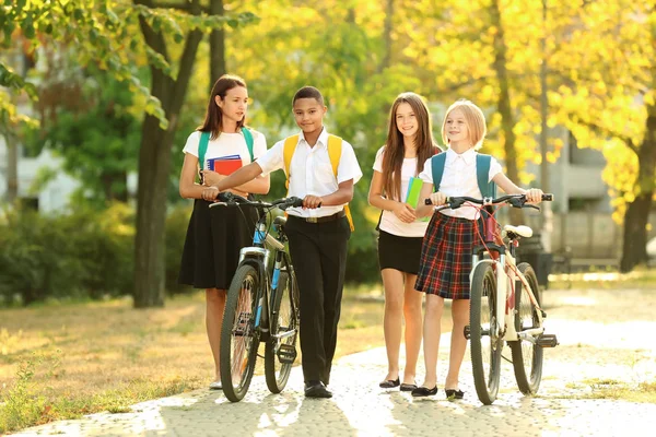 Adolescentes con bicicletas caminando — Foto de Stock