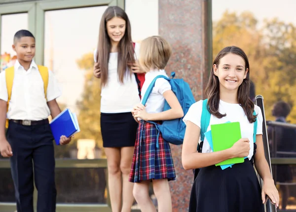 Genç Kız Arkadaşları Okulun Yanında Ayakta — Stok fotoğraf