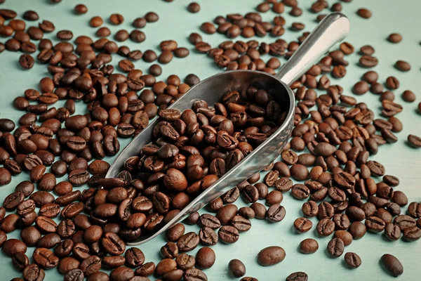 Granos de café y cuchara de metal —  Fotos de Stock