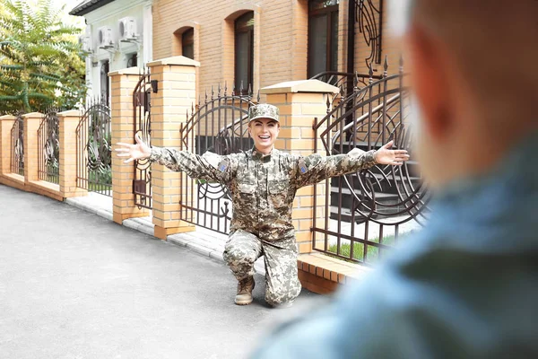 Мать Военной Форме Встречает Сына Улице — стоковое фото