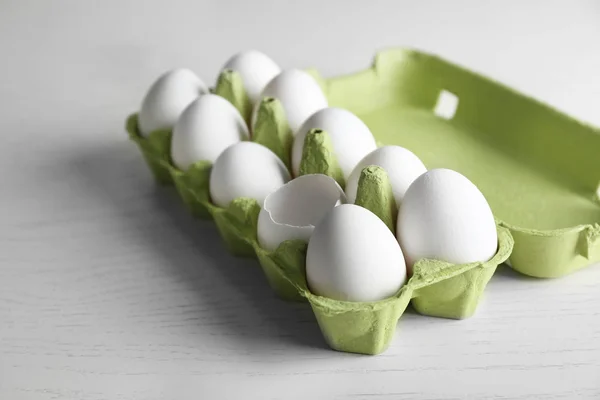 Rauwe eieren in pakket — Stockfoto