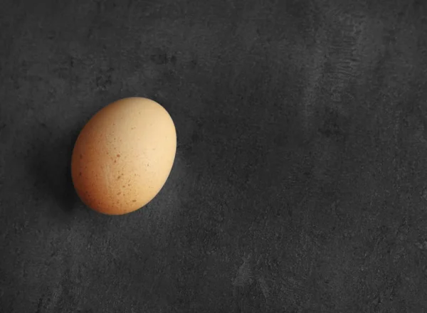Pojedynczy surowe jajko — Zdjęcie stockowe