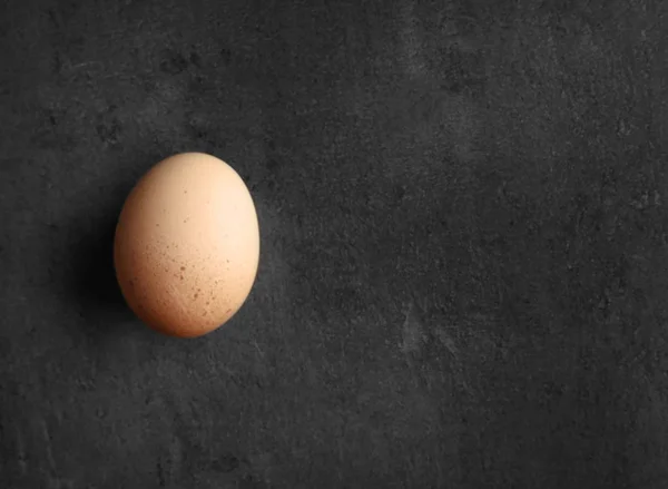 Jedno bílé Syrové vejce — Stock fotografie