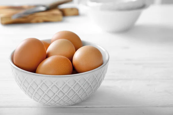 Surowe jaja w misce — Zdjęcie stockowe