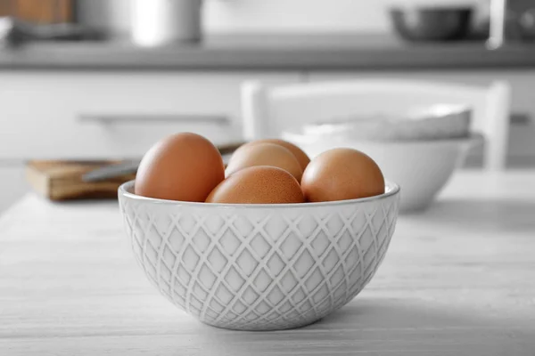 Huevos crudos en tazón — Foto de Stock