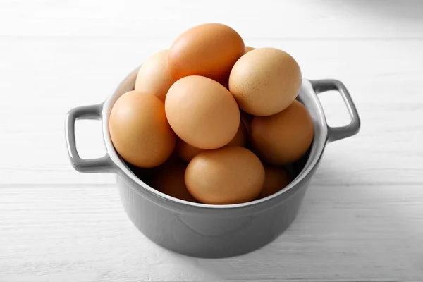 Rohe Eier im Topf — Stockfoto