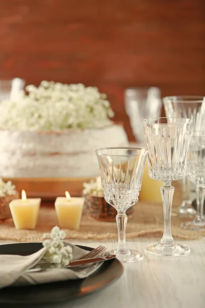 Tabel voor de bruiloft diner geserveerd — Stockfoto