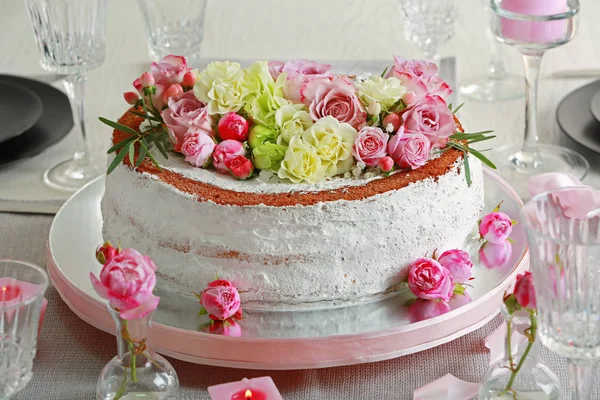 Délicieux gâteau décoré — Photo