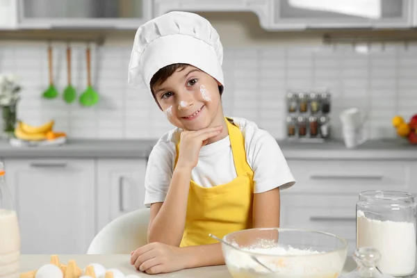 かわいい男の子が自宅の台所で調理 — ストック写真