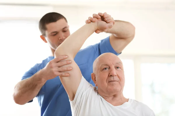 Physiotherapist Working Elderly Patient Clinic — Stock Photo, Image
