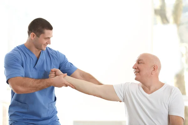 Physiotherapist Working Elderly Patient Clinic — Stock Photo, Image