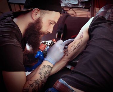 Profesyonel sanatçı yapma salonda dövme, görünümü kapatın