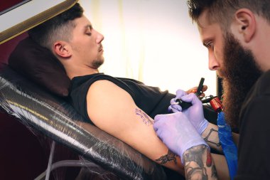 Profesyonel sanatçı yapma salonda dövme, görünümü kapatın