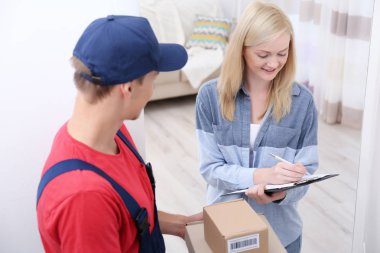 Genç kadın için paket imzalama 