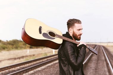 yakışıklı adam gitar çalmak 