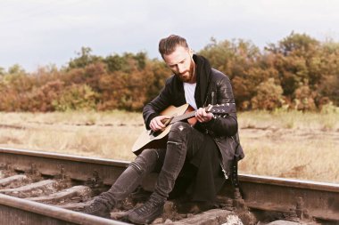 yakışıklı adam gitar çalmak 