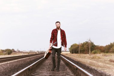 yakışıklı adam gitar çalmak 