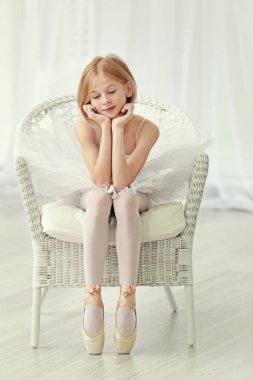 Küçük balerin dansçı 