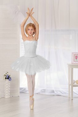 Küçük balerin dansçı 