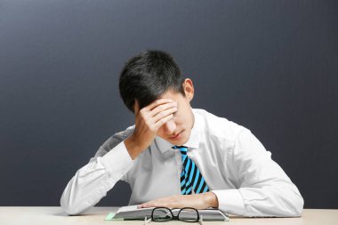 Sınıfta okuyan bir öğrenci yorgun