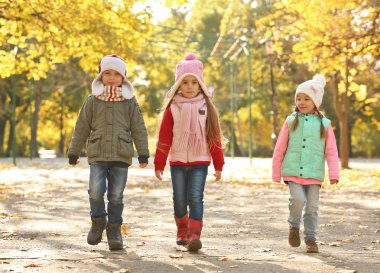 Mutlu çocuk güzel sonbahar Park'ta dinlenme grup