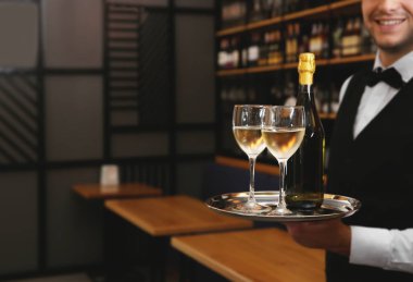 genç yakışıklı garsonu