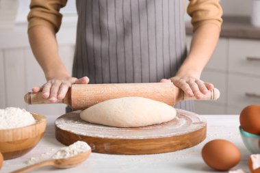 kadın dışarı hamur haddeleme