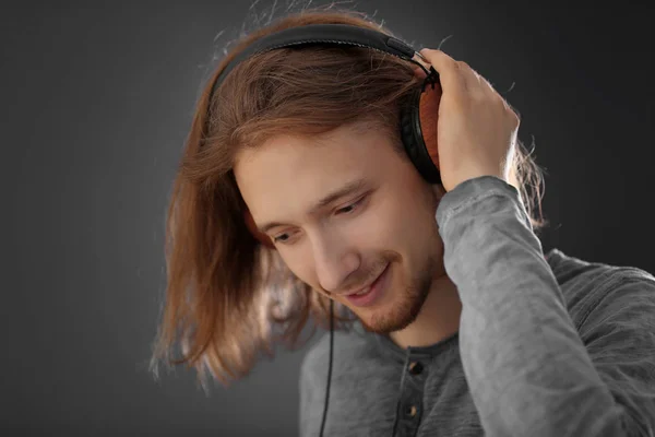 Beau Jeune Homme Portant Des Écouteurs Sur Fond Gris — Photo