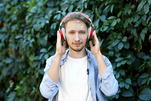 Beau Jeune Homme Qui Écoute Musique Plein Air — Photo