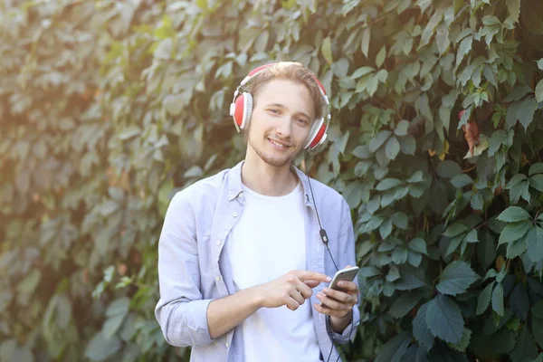 Beau Jeune Homme Qui Écoute Musique Plein Air — Photo