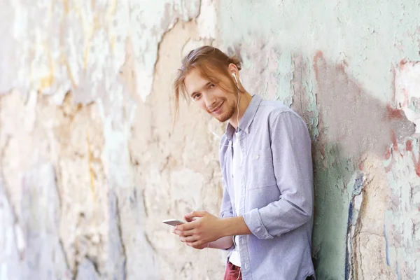 Guapo Joven Escuchando Música Aire Libre —  Fotos de Stock