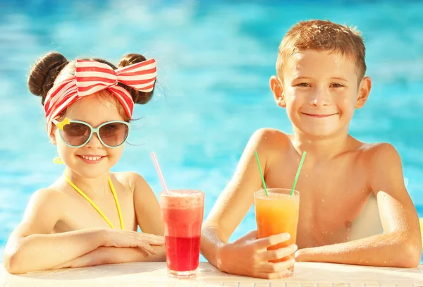 Crianças Com Coquetel Piscina Dia Ensolarado — Fotografia de Stock