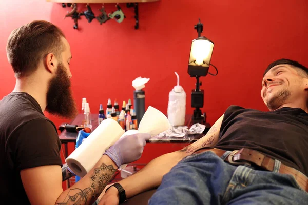 Профессиональный Татуировщик Клиент Салоне — стоковое фото