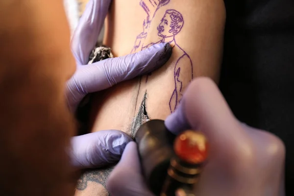 Artista Profissional Fazendo Tatuagem Salão Vista Perto — Fotografia de Stock