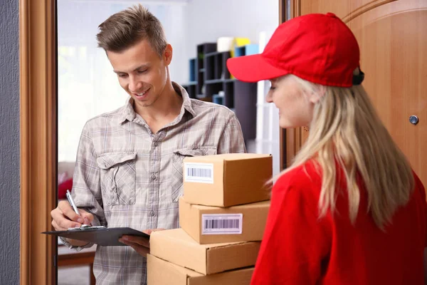 Joven Recibiendo Paquete Mensajero —  Fotos de Stock