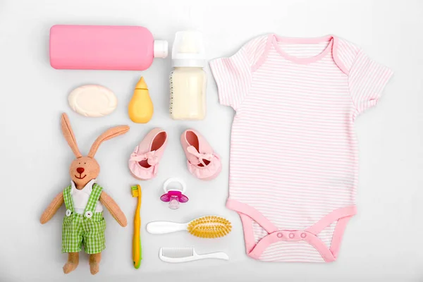 Acessórios e roupas para cuidados com o bebê — Fotografia de Stock